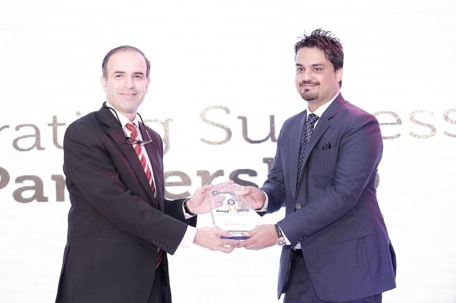 Ahmed Ali Larik receiving the Meezan Upaisa partnership award